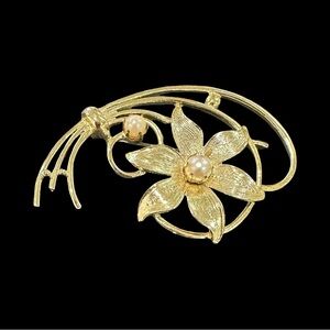 Vintage Flower Brooch Gold Tone Faux Pearl Accents